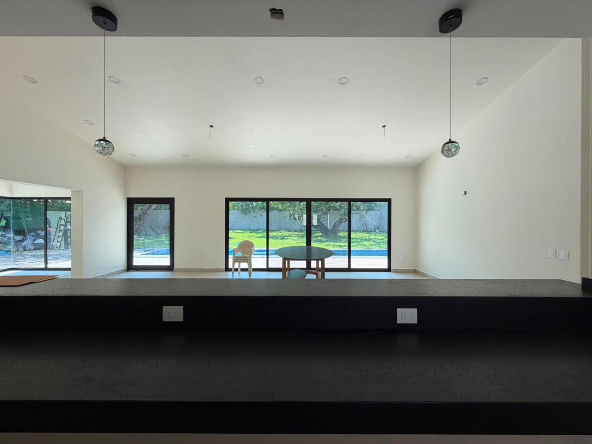 Interior de La Compacta con vista al jardín